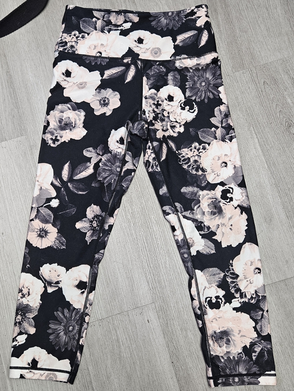 Balance Collection Black & Blush Floral Leggings Crop Leggings Pants Medium
